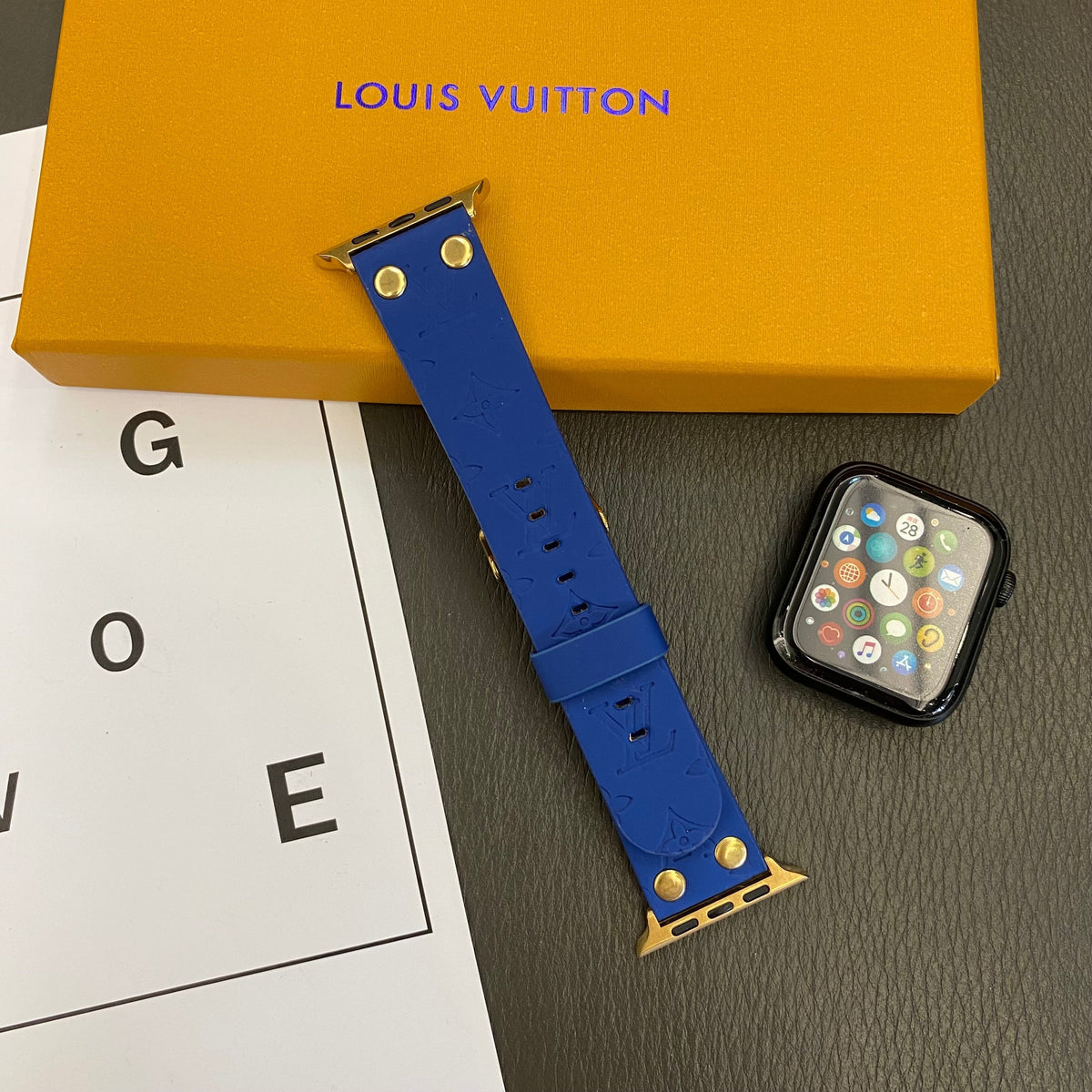 Bracelet de rechange Apple avec décoration en rivets et monogramme en relief WATCH BANDS