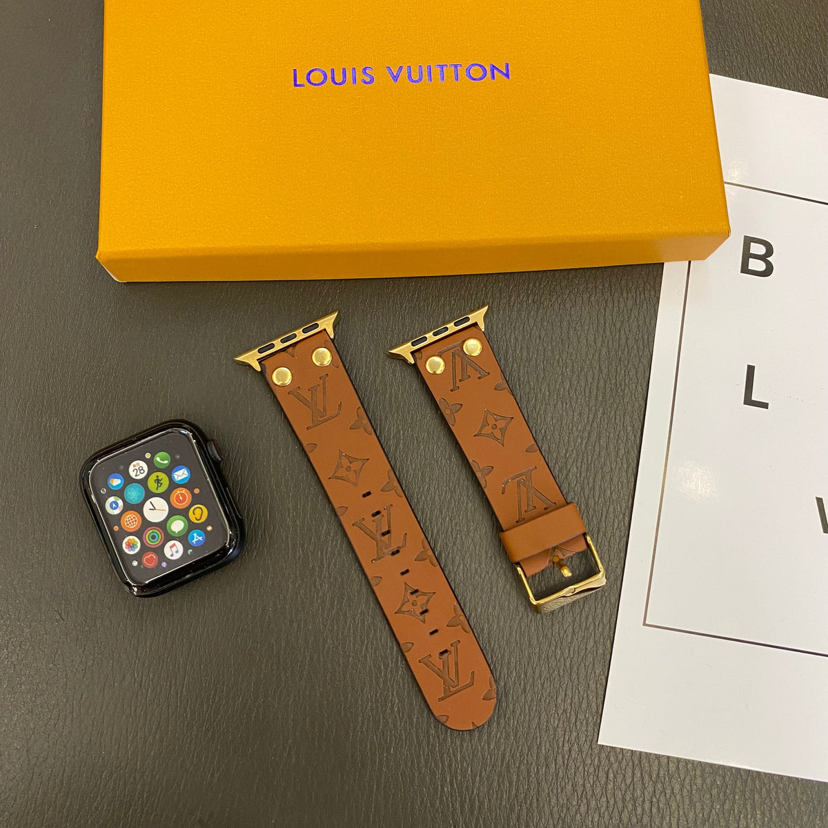 Bracelet de rechange Apple avec décoration en rivets et monogramme en relief WATCH BANDS