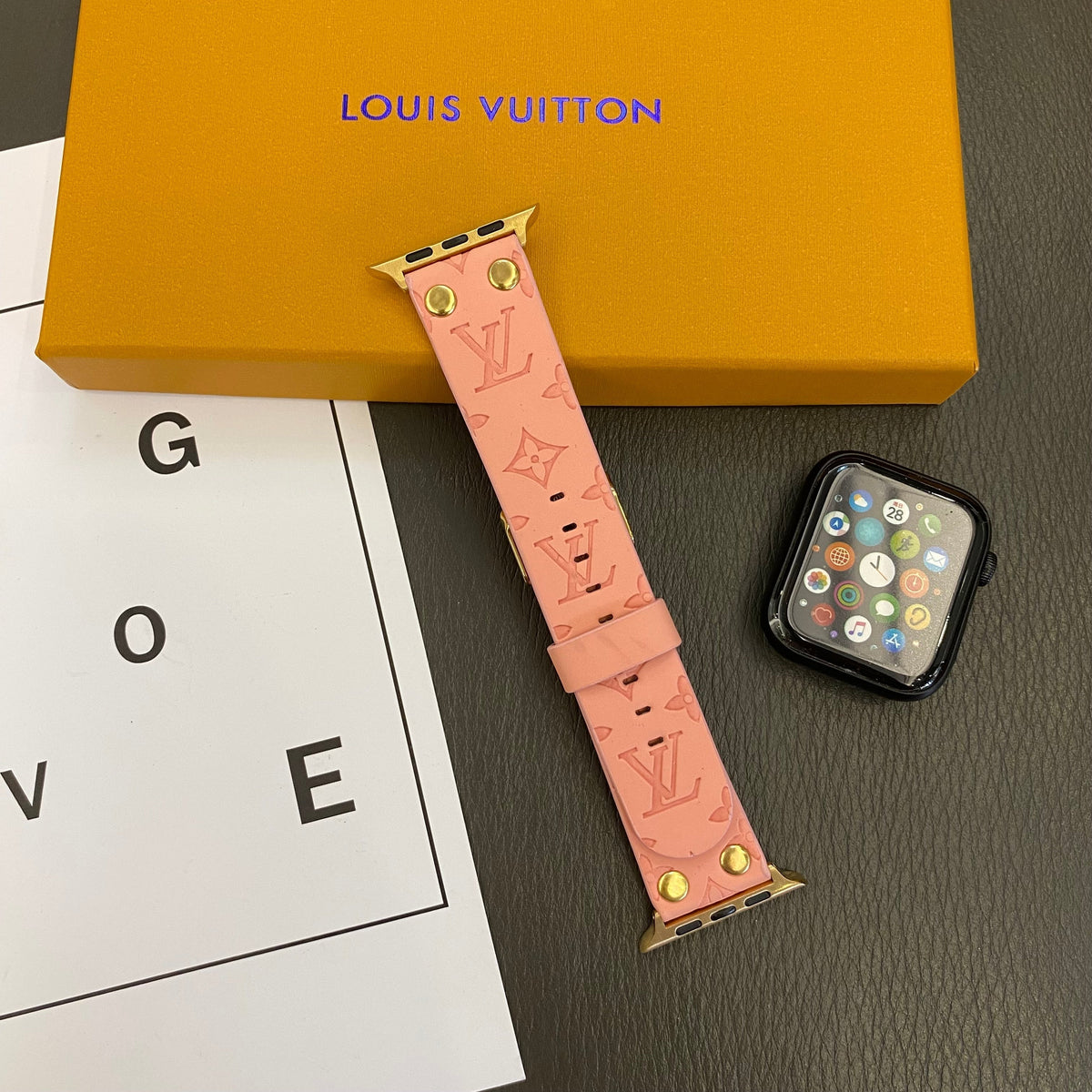 Bracelet de rechange Apple avec décoration en rivets et monogramme en relief WATCH BANDS