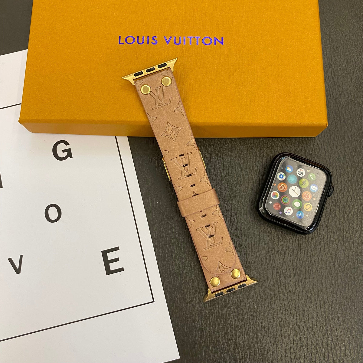 Bracelet de rechange Apple avec décoration en rivets et monogramme en relief WATCH BANDS